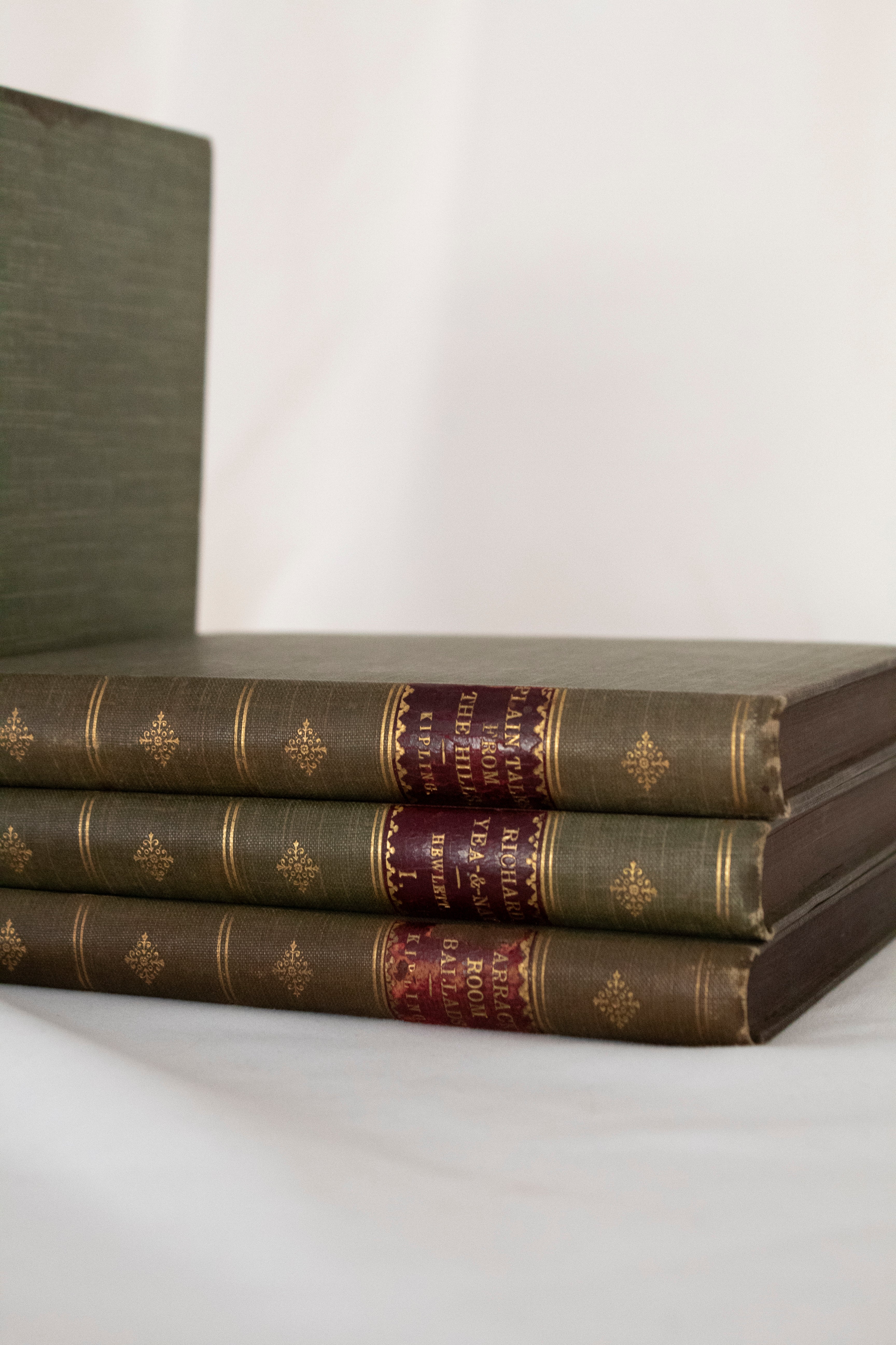 The Kipling Collection – Green & Burgundy Set